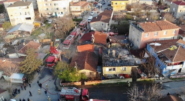 Ataşehir’de çatıları saran alevler, mahalleliyi sokağa döktü