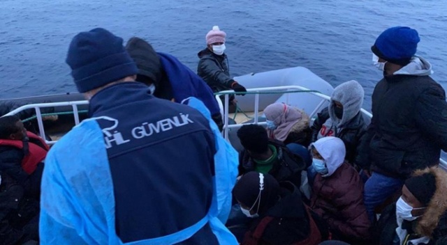 Ayvalık’ta Türk kara sularına itilen 30 Afrikalı mülteci kurtarıldı