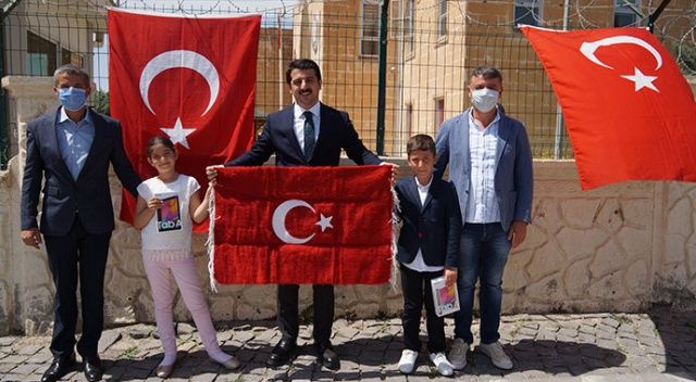 Bakan Soylu&#039;dan Türk bayrağını öpen çocuklara sürpriz
