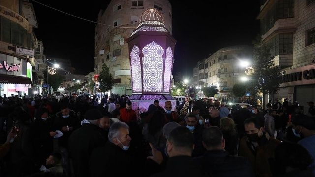 Batı Şeria&#039;daki Ramallah kentinin merkezi dev ramazan feneriyle aydınlandı