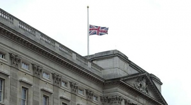 Buckingham Sarayı&#039;nda bayraklar yarıya indirildi