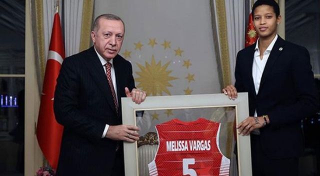 Cumhurbaşkanı Erdoğan, Türkiye Voleybol Federasyonu yönetici ve oyuncularını kabul etti
