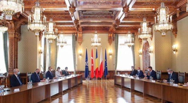 Dışişleri Bakanı Çavuşoğlu, Romanya Cumhurbaşkanı ile görüştü