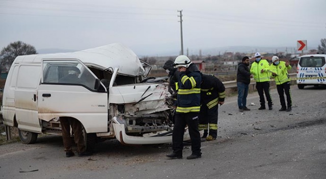 Eskişehir&#039;de minibüs ile kamyonet çarpıştı: 7 yaralı