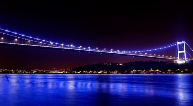 Fatih Sultan Mehmet ve Yavuz Sultan Selim köprüleri otizme dikkati çekmek için ışıklandırıldı