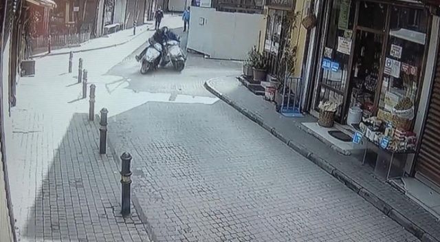 İki motosiklet böyle çarpıştı... Çarptığı sürücü acı içinde kıvranırken kaçtı