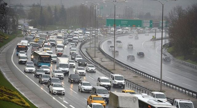 İstanbul&#039;da yağışın da etkisiyle trafikte yoğunluk