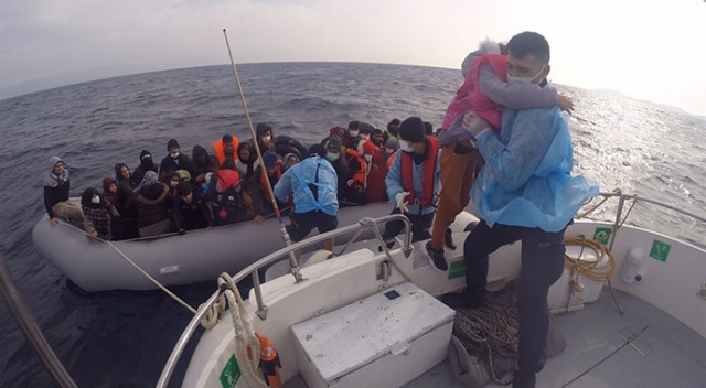 İşte Türk şefkati: Yunan&#039;ın ölüme ittiği 110 göçmeni Sahil Güvenlik kurtardı
