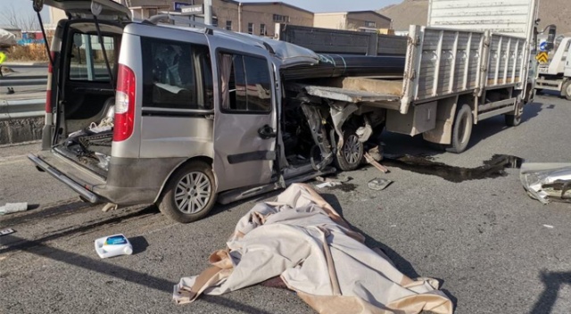 Kayseri&#039;de feci kaza: 2 ölü, 1 yaralı
