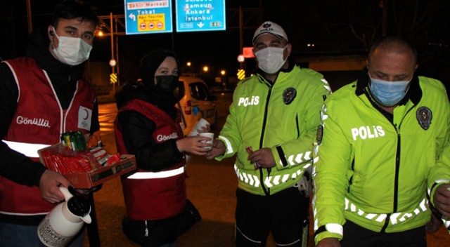 Kızılay&#039;dan nöbetteki polislere çay-kahve ikramı