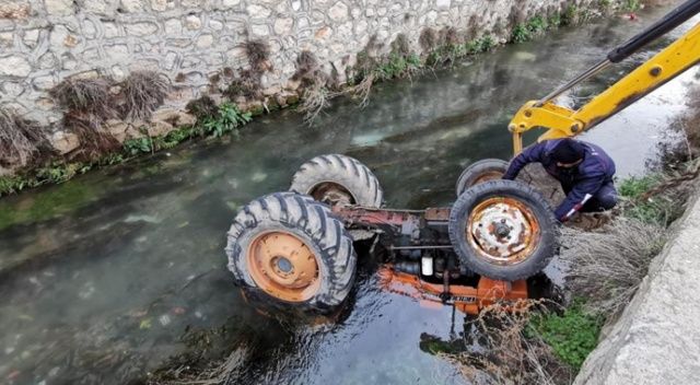 Kontrolden çıkan traktör sürücüsüyle Büyük Menderes Nehri’ne düştü
