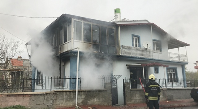 Konya&#039;da çakmakla perdeyi tutuşturan çocuk müstakil evi yaktı