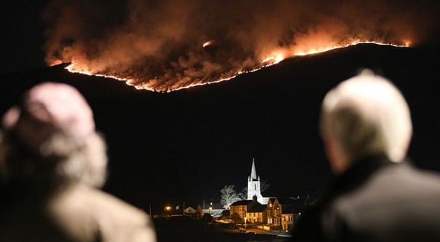 Kuzey İrlanda dağlarındaki çalılık yangını söndürülemiyor