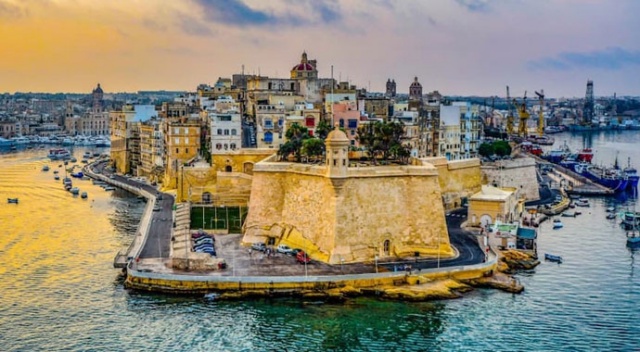 Malta en az 3 gün kalacak turiste  200 avro verecek