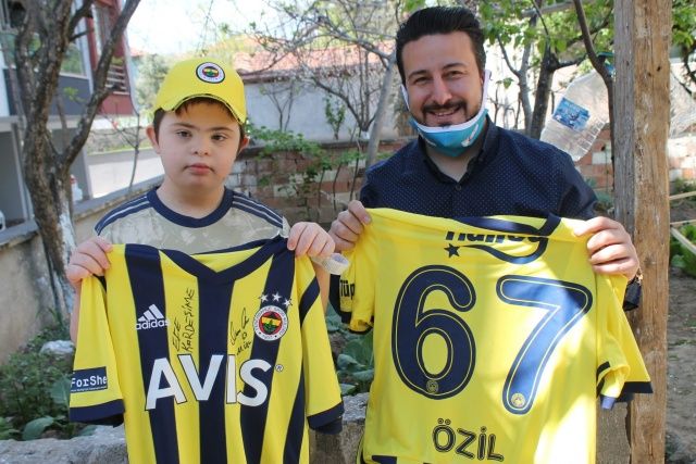 Mesut Özil&#039;den down sendromlu çocuğa 23 Nisan sürprizi