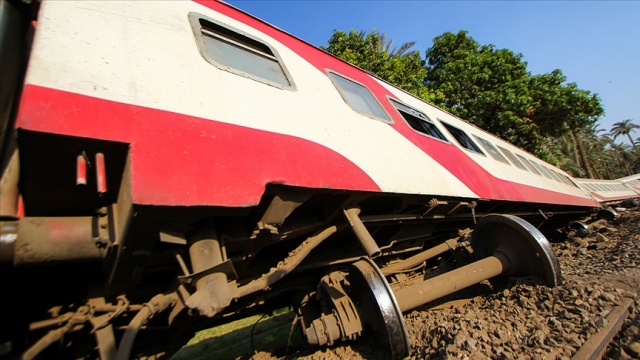 Mısır&#039;da tren raydan çıktı: 8 ölü, 97 yaralı