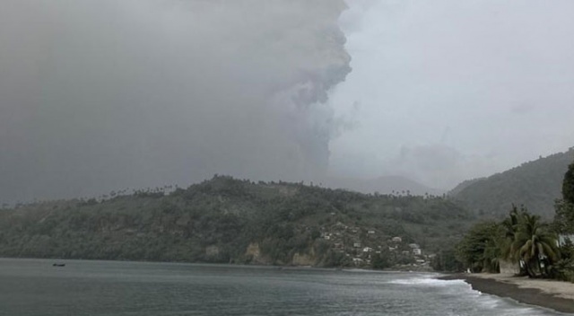 St. Vincent adasındakiler öfkeli! Yanardağ patlamaları oluyor, aşı olmayanları adadan çıkarmıyorlar