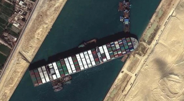 Süveyş Kanalı&#039;nda karaya oturan geminin operatör şirketi, Mısır&#039;ın alıkoyma kararını eleştirdi