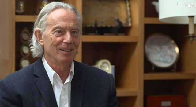 Tony Blair’in uzun saçları alay konusu oldu