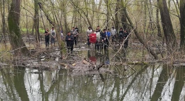 Yunanistan unsurlarınca şiddet gören 30 kişi, Meriç Nehri&#039;nde mahsur kaldıkları adacıktan kurtarıldı