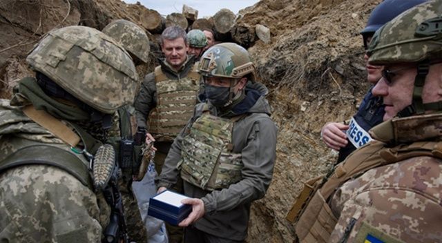 Zelenskiy, gerilimin hakim olduğu Donbass&#039;ta askerlerle bir araya geldi
