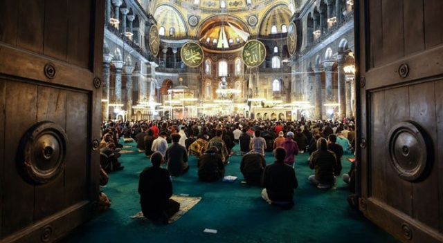Ayasofya Camii&#039;nde 87 yıl sonra ilk Ramazan Bayramı namazı kılındı
