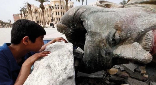 Haleb&#039;de Hafız Esad&#039;ın heykeli imha edildi