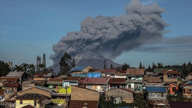 Endonezya&#039;da faaliyete geçen Sinabung Yanardağı kül püskürtmeye başladı