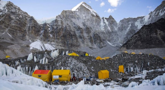 Everest Dağı’ndaki dağcılarda koronavirüs salgını yayılıyor