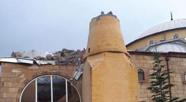Fırtına nedeniyle caminin minaresi yıkıldı