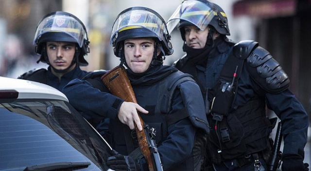 Fransa&#039;da polis karakoluna saldırı
