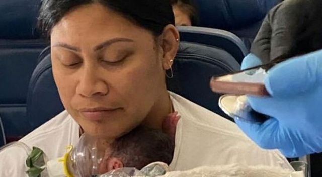 Hamile olduğundan habersiz yolcu uçakta doğum yaptı