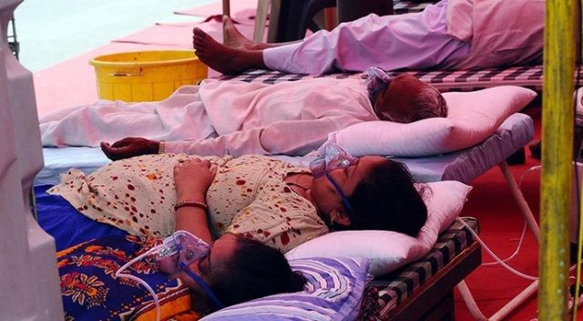 Hindistan koronaya teslim oldu: Can kaybı sayısında yeni rekor
