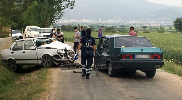 İki otomobil, boş yolda çarpıştı: Sürücüler ağır yaralandı