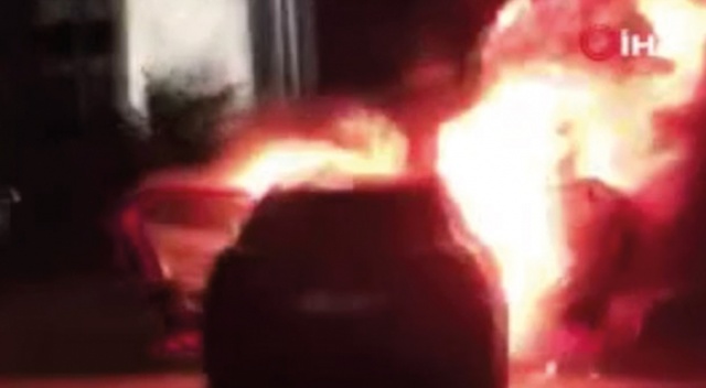 İşgalci İsrail&#039;in saldırılarını protesto için arabasını yaktı