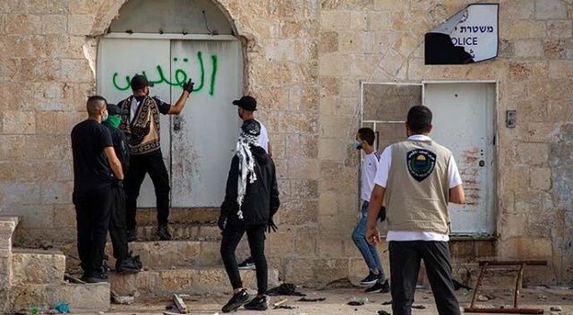 İşgalci İsrail polisi akşam namazından sonra cemaate saldırdı
