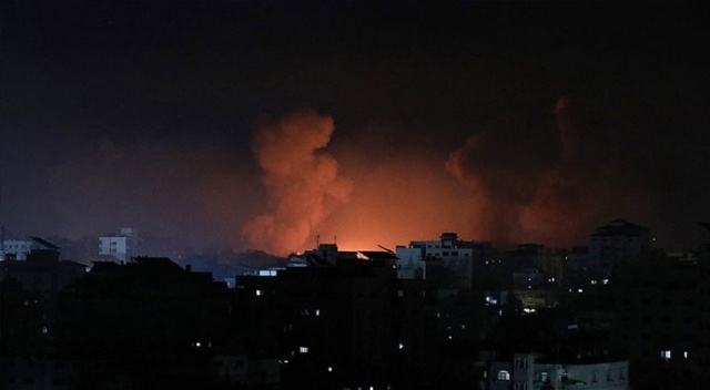 İsrail, Gazze&#039;de bakanlık binalarını bombaladı
