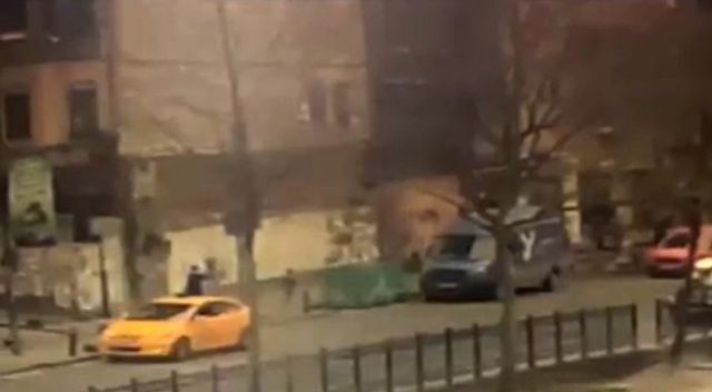 İstanbul’da silahlı çatışma anları kamerada: Çocuğunu bırakıp böyle kaçtı