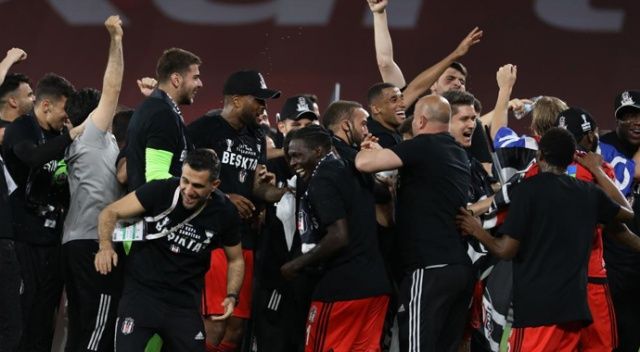 Kupaya sahip olan Beşiktaş&#039;a peş peşe tebrikler