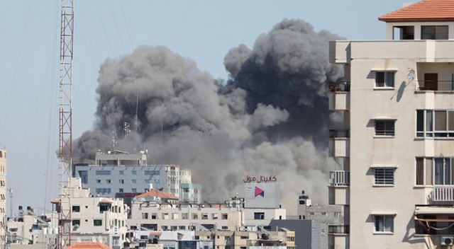 Son dakika! İsrail, Gazze&#039;de medya binasını vurdu