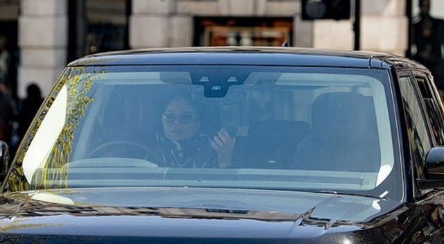Telefonla konuşurken araba kullanan Janet Jackson tepki çekti
