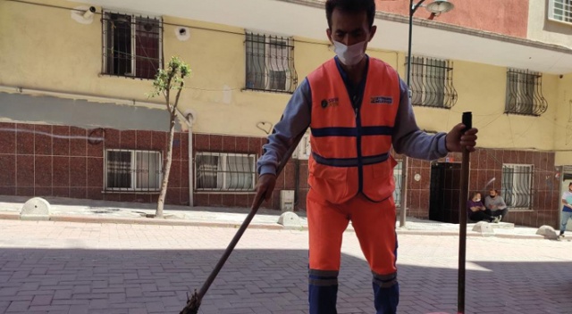 Zeytinburnu’nda bir temizlik görevlisi bina yıkılmadan önce çevredekileri uzaklaştırmış