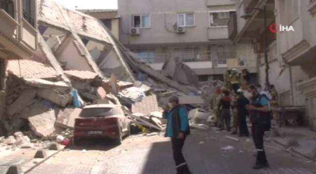 Zeytinburnu&#039;nda 5 katlı bir bina çöktü