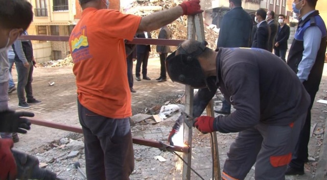 Zeytinburnu’nda çöken binanın çevresi güvenlik amaçlı barikatlarla kapatıldı