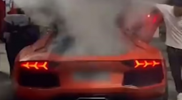 Egzozda kebap Lamborghini’yi yaktı