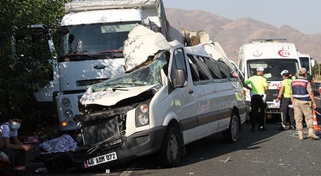 Elazığ&#039;da feci kaza: 3 ölü, 10 yaralı