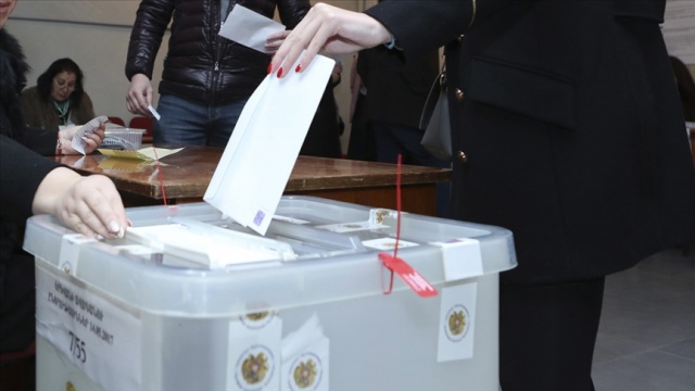 Ermenistan&#039;da erken parlamento seçimi başladı