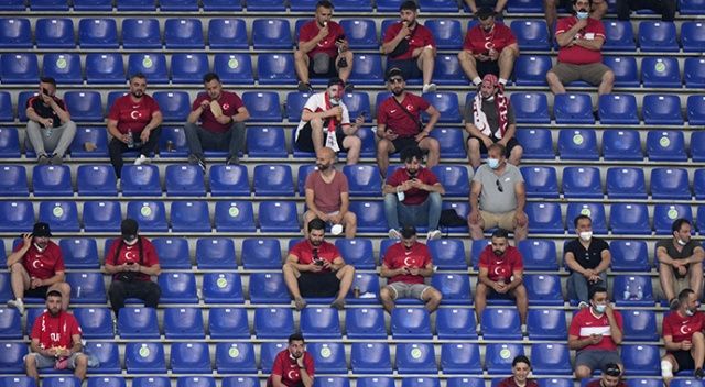Heyecanlı bekleyiş sürüyor: Türk taraftarlar stada alındı
