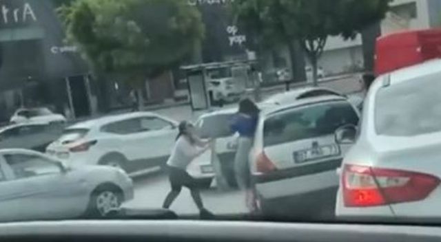 İki kadının saç başa kavgası trafiği birbirine kattı