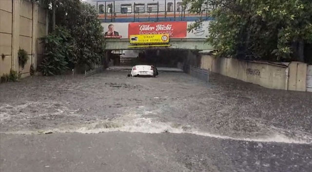 İstanbul&#039;da sağanak: Alt geçidi su bastı